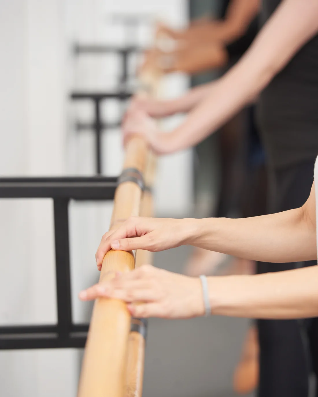 Manos apoyadas en la barra durante una clase de Barre en THE LAB Guadalajara