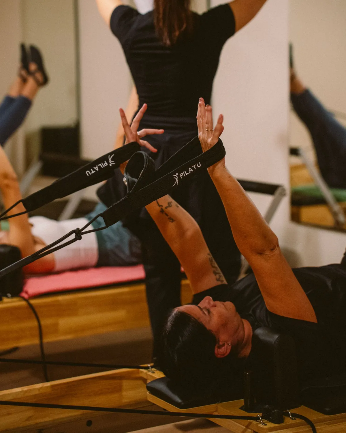 Trabajo con las correas del reformer durante una clase guiada en THE LAB, estudio de Pilates en Guadalajara