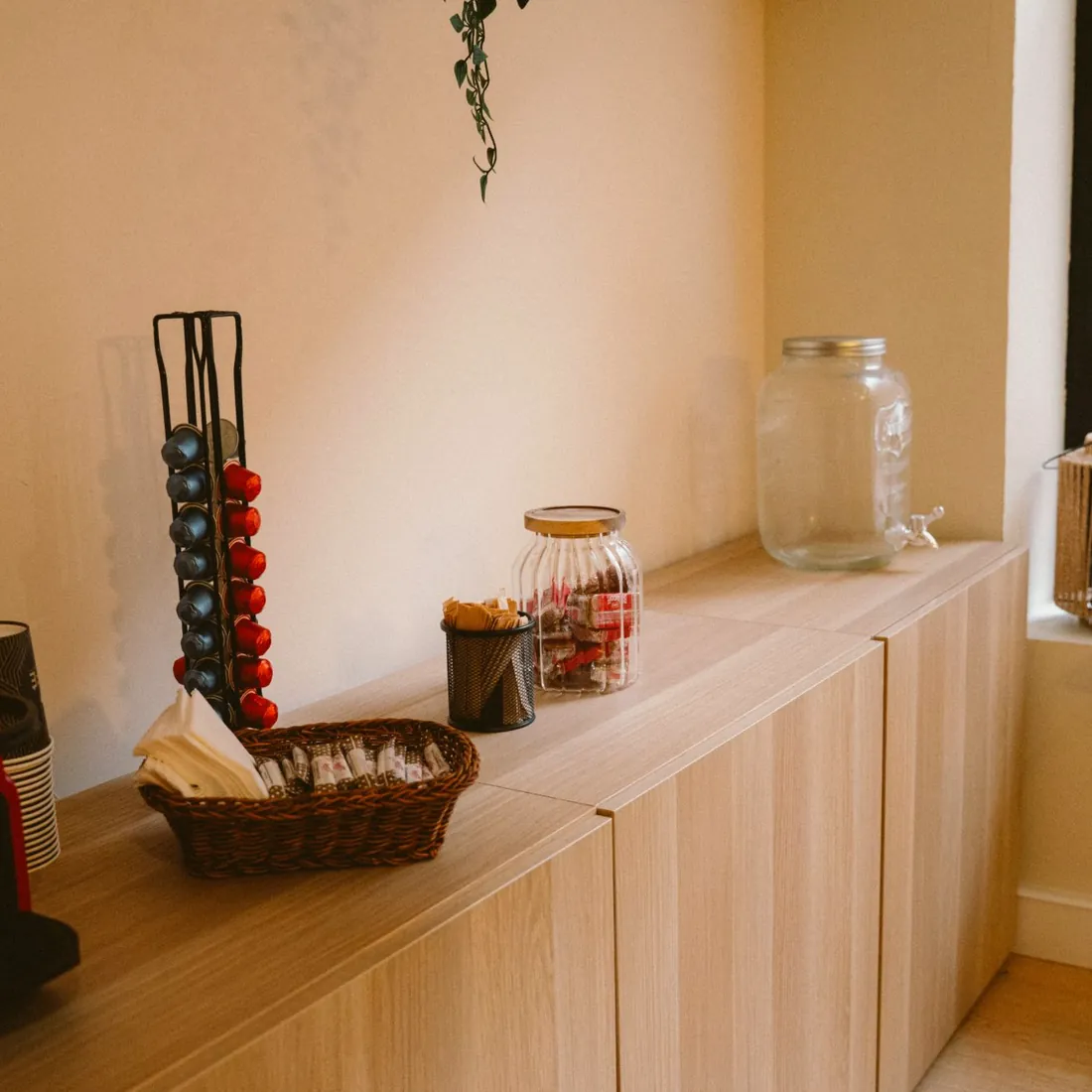 El rincón de café de THE LAB: cápsulas, infusiones y agua a disposición de quien entrena
