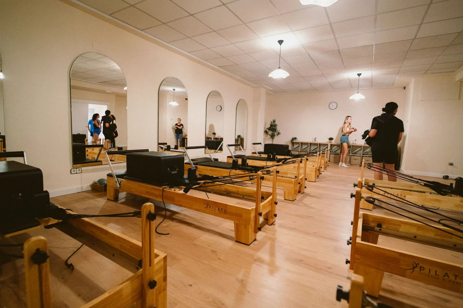 La sala principal de THE LAB antes de empezar la clase, con los reformers preparados
