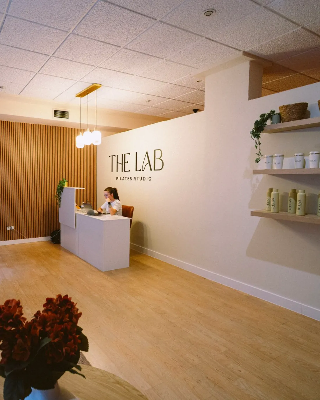 La recepción de THE LAB, con el mostrador bajo el logotipo del estudio