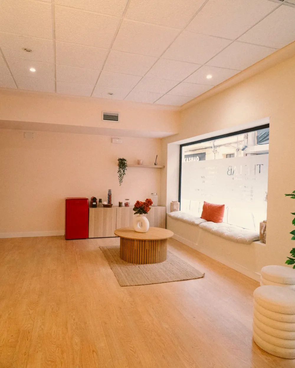 La salita de espera de THE LAB, con el banco bajo la ventana y el rincón de café
