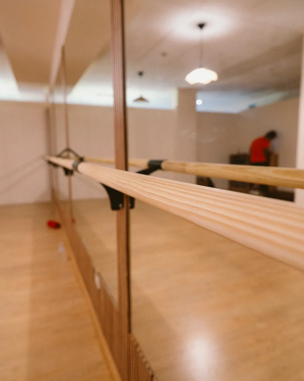 La barra de madera de la sala de Barre de THE LAB